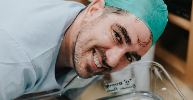 Que fofura! Marcelo Adnet encanta a web com sorrisão da filha recém-nascida: “Meu amor”
