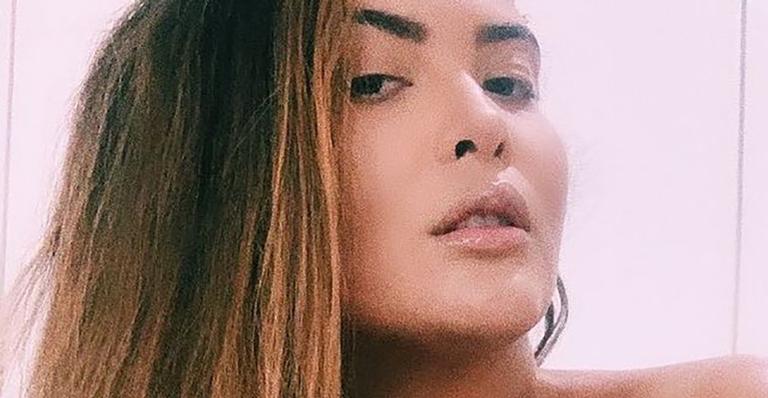 Só de lingerie, Geisy Arruda abusa no decote profundo e deixa marquinha de sol em evidência: “Espetacular”