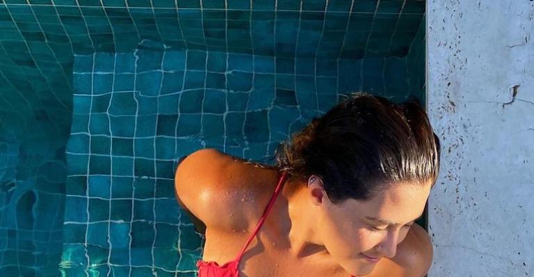 Filha gata de Fátima Bernardes e William Bonner, Bia Bonemer recebe elogios ao surgir em banho de piscina