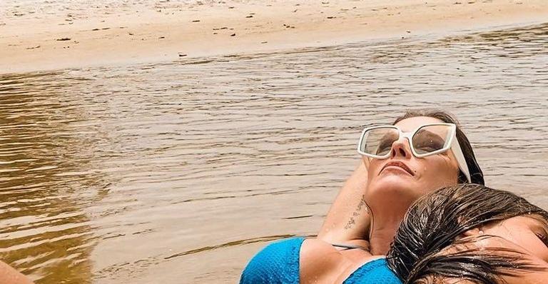 De biquíni fininho, Deborah Secco exibe corpo absurdo ao lado do maridão e da filha: “Grude até debaixo d’água”