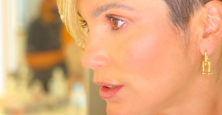 Radicalizou! Flávia Alessandra raspa lateral do cabelo e exibe novo visual: ”Tomei coragem”