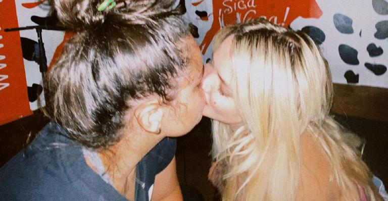 Marcela Mc Gowan troca beijão de cinema com a namora e faz declaração comovente: ”Suspiro pelos cantos”