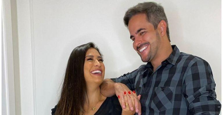 Marido de Simone Mendes troca caricias com a sertaneja e faz declaração: “Não me canso de te amar”