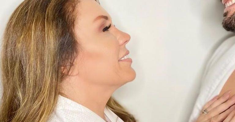 Simony completa 7 meses de namoro e faz declaração ao cantor 13 anos mais jovem: “Meu mundo todinho”