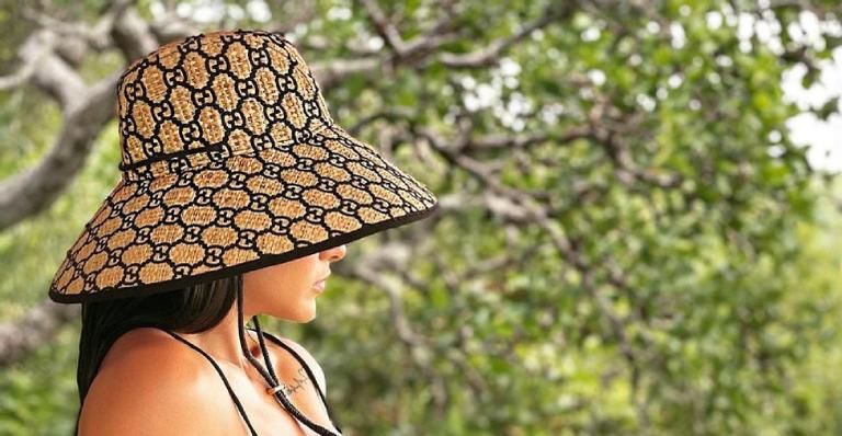 Em meio à natureza, Andressa Suita posa de maiô e pernas torneadas roubam a cena: ”Perfeita”