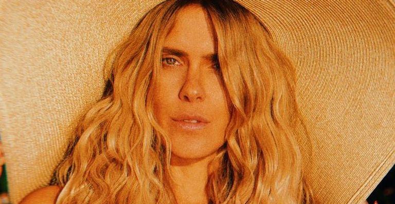 Carolina Dieckmann dispensa parte de cima do biquíni e cobre partes com cabelo: “Meu Deus”