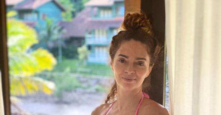 Aos 57 anos, Claudia Ohana posa de biquíni e surpreende com shape perfeito: ”Tanquinho”