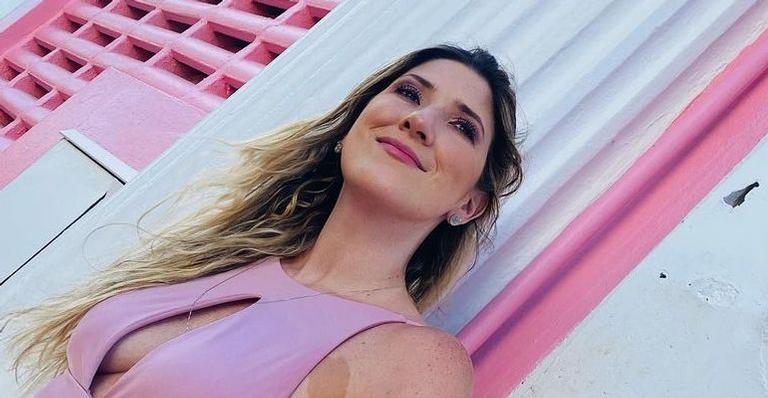 Dani Calabresa sensualiza ao posar de biquíni fininho apoiada em pedra e brinca: “Queimei o cóccix”
