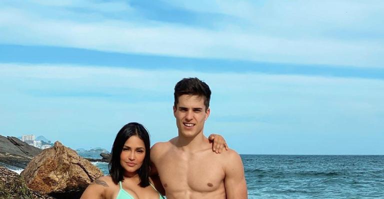 Casal fitness! Flay posa ao lado do namorado e shapes perfeitos roubam cena: ”Lindos”