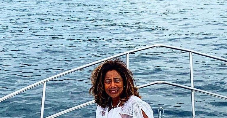 Após passar por fase difícil, Gloria Maria celebra a vida com sorriso largo em lancha luxuosa: “Felicidade e gratidão”