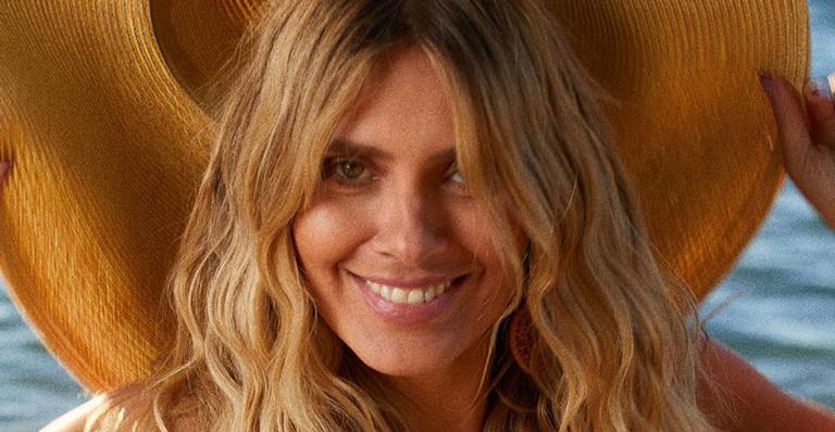 Aos 42 anos, Carolina Dieckmann causa ao aparecer fazendo topless em ida à praia: “Sempre gata”