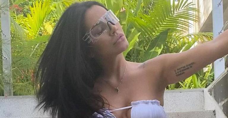De biquíni branco, Cleo causa ao exibir corpo sequinho em clique bem ousado: “Conta o segredo?”