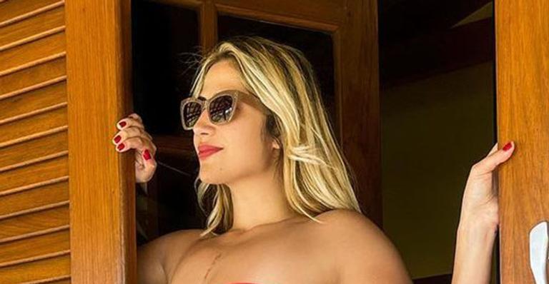 Filha de Leonardo, Jessica Beatriz posa de biquíni sem alças após perder muito peso: “Chora nessa barriga”