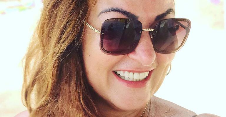 Aos 53 anos, mãe de Neymar posa de biquíni em clique raro e corpão jovial chama a atenção: “Uma deusa”