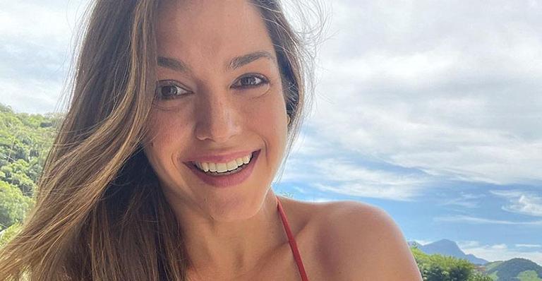 Aos 36 anos, Thais Fersoza posa de biquíni mínimo e corpo sequinho chama a atenção: “Belíssima”