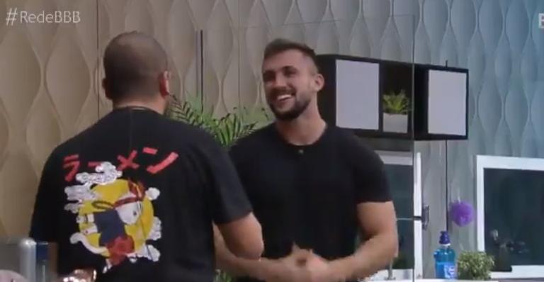 BBB21: Arthur Picoli reconhece Projota, mas não lembra de onde: “Te conheço de algum lugar”