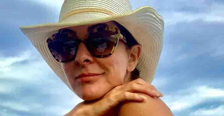 Aos 55 anos, Ana Paula Padrão posa de biquíni em foto sem filtros e rebate críticas à exposição: “Sou vaidosa”