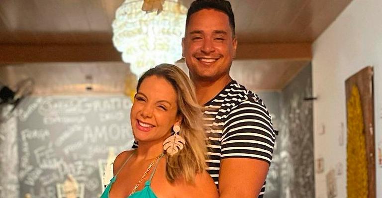 Aos 43 anos, Carla Perez surge deslumbrante em noite romântica com Xanddy em Noronha: “Melhor casal”