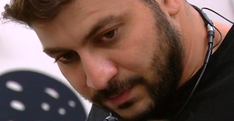BBB21: Após confusão, Caio arranca microfone e toma decisão: “Não vai mudar nada”