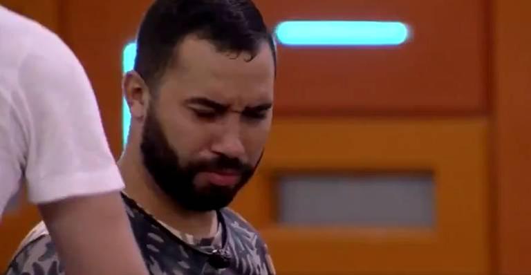 BBB21: Gilberto admite não gostar de Tiago Leifert como apresentador e produção corta a câmera: “Não gostei”