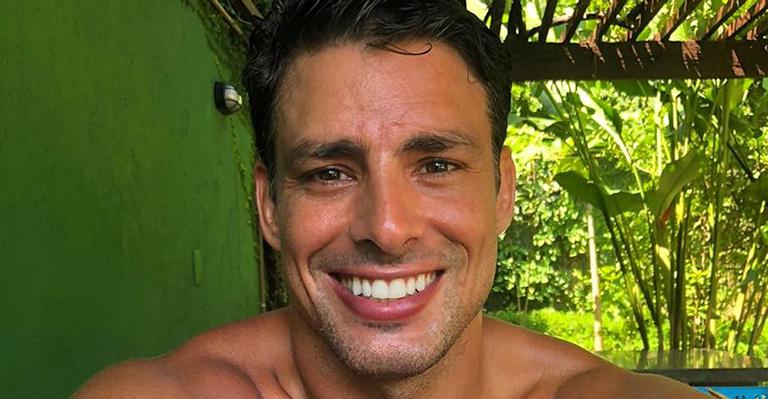 Cacheado! Cauã Reymond mostra novo visual para novela e fãs brincam: “Maumau, é você?”