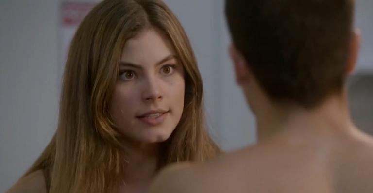 Malhação – Sonhos: Karina fica por um triz de flagrar Duca e Bianca juntos!