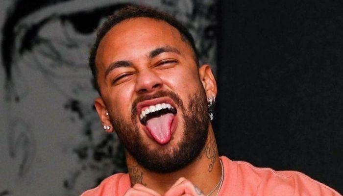 Tá podendo! Neymar Jr. exibe chinelo luxuoso avaliado em R$ 420: “Barato para a conta bancária dele”