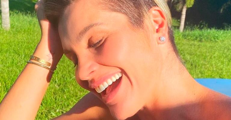 Nua, Flávia Alessandra toma banho ao ar livre e atrai elogios: “Parabéns pela coragem”