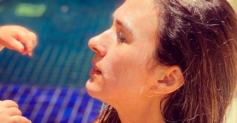 Tatá Werneck posa com a filha na piscina, mas é luxo da mansão que rouba a cena: “Que sonho essa casa”