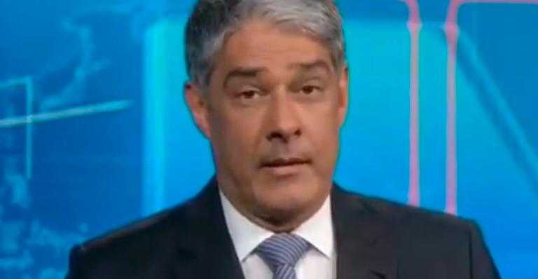 William Bonner solta suspiro frustrado durante ‘Jornal Nacional’ ao explicar terraplanismo: “Tá puxado”