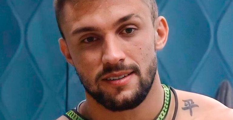 BBB21: Arthur se descuida e acaba nu em frente às câmeras do quarto: “Ficou aparecendo”