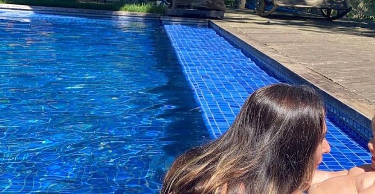 Filha de Tatá Werneck rouba a cena ao surgir sorridente curtindo dia de piscina: ”Abdominais”