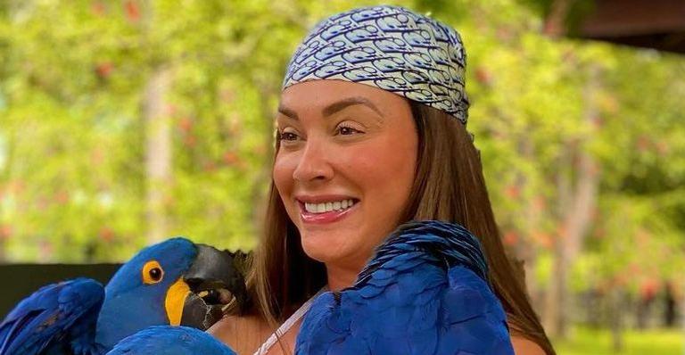 Juju Salimeni dá beijão no namorado, Helisson Dias durante viagem a dois: “Morri de amores”