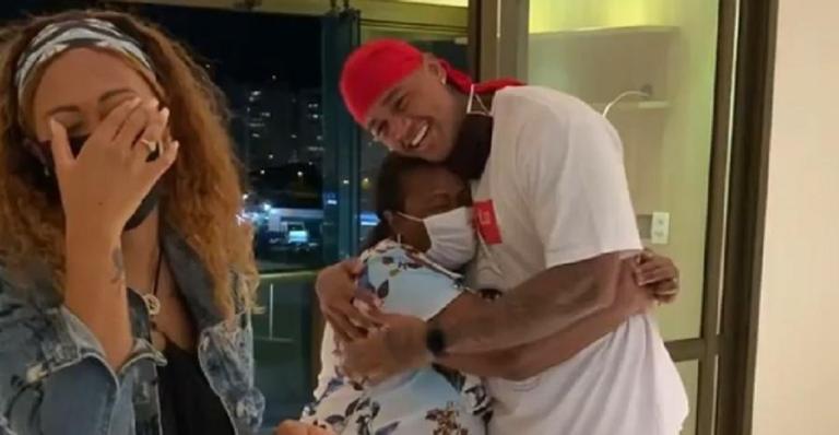 Léo Santana entrega apartamento novo para a mãe e se emociona: ”Compartilhar essa vitória”