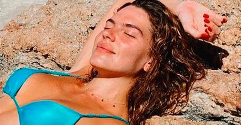 Esposa de Cauã Reymond, Mariana Goldfarb posa com biquíni cavado e barriga negativa rouba a cena: “Sereia”