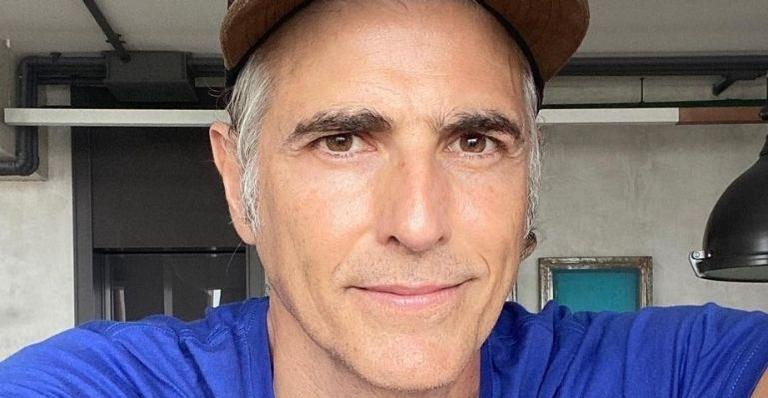 Reynado Gianecchini posa só de cueca na cama e beleza surpreende: “Está cada dia mais lindo”