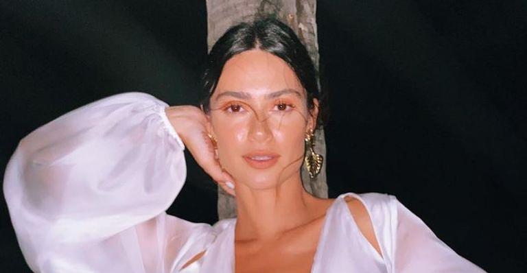 Thaila Ayala elege biquíni fininho e ostenta físico impecável ao desfilar em direção ao mar: “Cheia de graça”