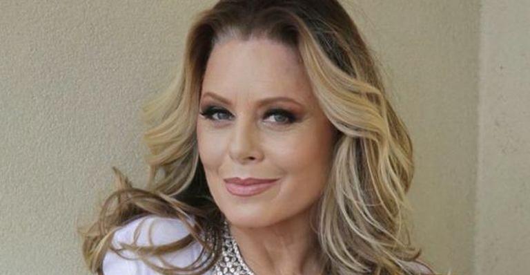 Vera Fischer dispensa parte de baixo e posa deslumbrante só de camiseta, aos 69 anos: “Linda mulher madura”