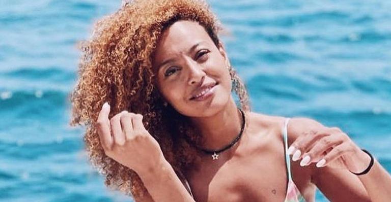 Aos 37 anos, Sheron Menezzes surge jovial ao posar de biquíni mínimo durante passeio de barco: “Sendo feliz”