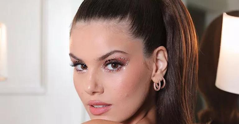 Camila Queiroz se pronuncia após boatos de ida para Netflix: ”Estudando texto”