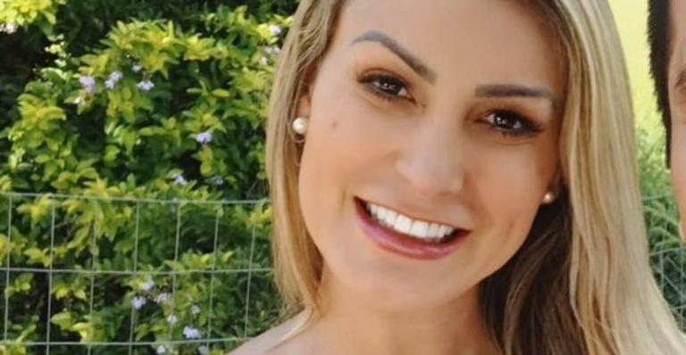 Em clique íntimo, Andressa Urach surge na cama com o marido no maior chamego: “Colocando para dormir”