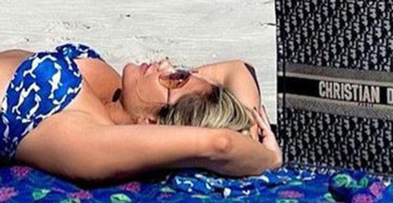 Esposa de Leonardo, Poliana Rocha vai à praia com biquíni e bolsa gigante de luxo rouba a cena: “Que corpo”
