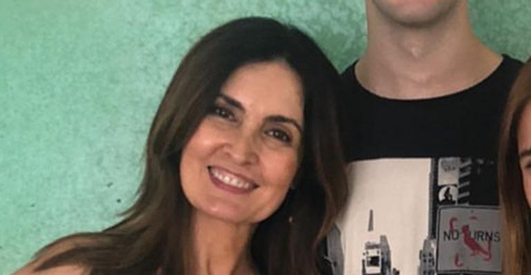 Fátima Bernardes reúne o filho e a nora em foto rara e detalhe rouba a cena: “Como ele é gigante”