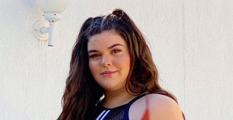 Aos 21 anos, filha de Fabiana Karla posa de maiô cavado exibindo seu corpo real: “O verão é para todas”