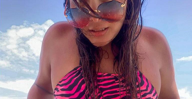Despudorada, Geisy Arrruda levanta o biquíni e deixa virilha exposta em clique: “Pega fogo, cabaré”