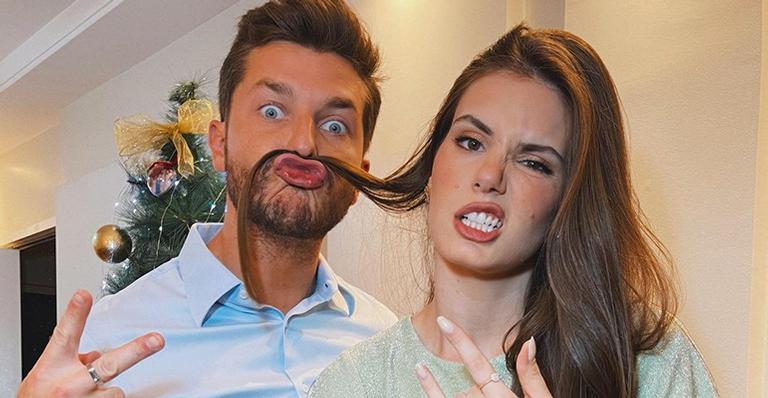 Klebber Toledo e Camila Queiroz gravaram episódio piloto de reality de casais, diz colunista