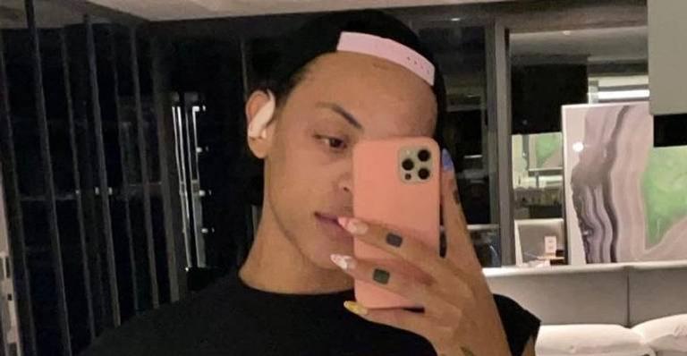 Só de calcinha fio dental, Pabllo Vittar ostenta cinturinha mínima e arranca elogios da web: “Que corpo é esse?”