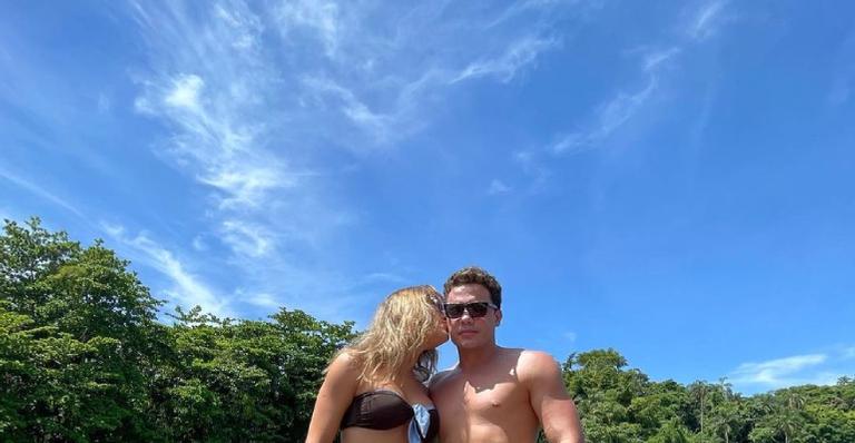 Wesley Safadão curte passeio em Angra dos Reis ao lado da esposa e dos filhos: ”Minha base”
