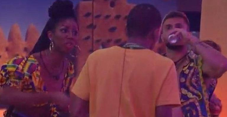 BBB21: Camilla se revolta com Lucas após comportamento em festa e parte pra cima: “Otário, escroto, fingido”