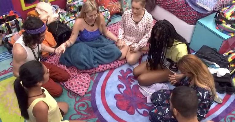 BBB21: Pocah reúne participantes e comanda roda de oração após noite infernal: “Por favor Deus”